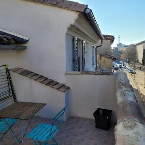 Appartement Studio Place Des Corps Saints, Avignon